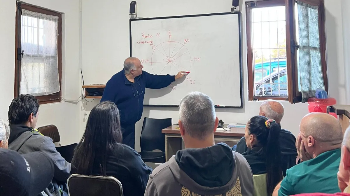 Gran convocatoria en el taller sobre Navegación Terrestre y Orientación en el Radio Club