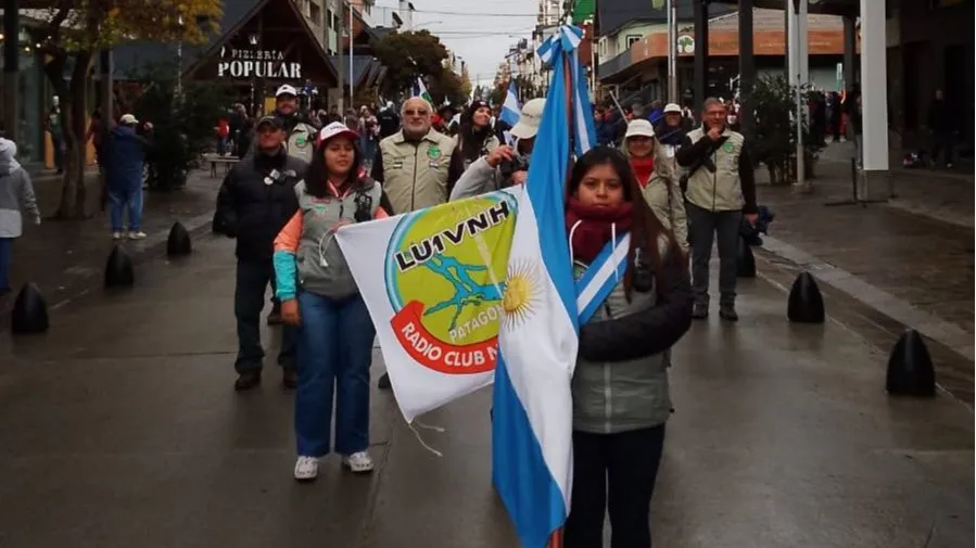 El Radio Club Nahuel Huapi participó por primera vez del desfile por el Aniversario de Bariloche