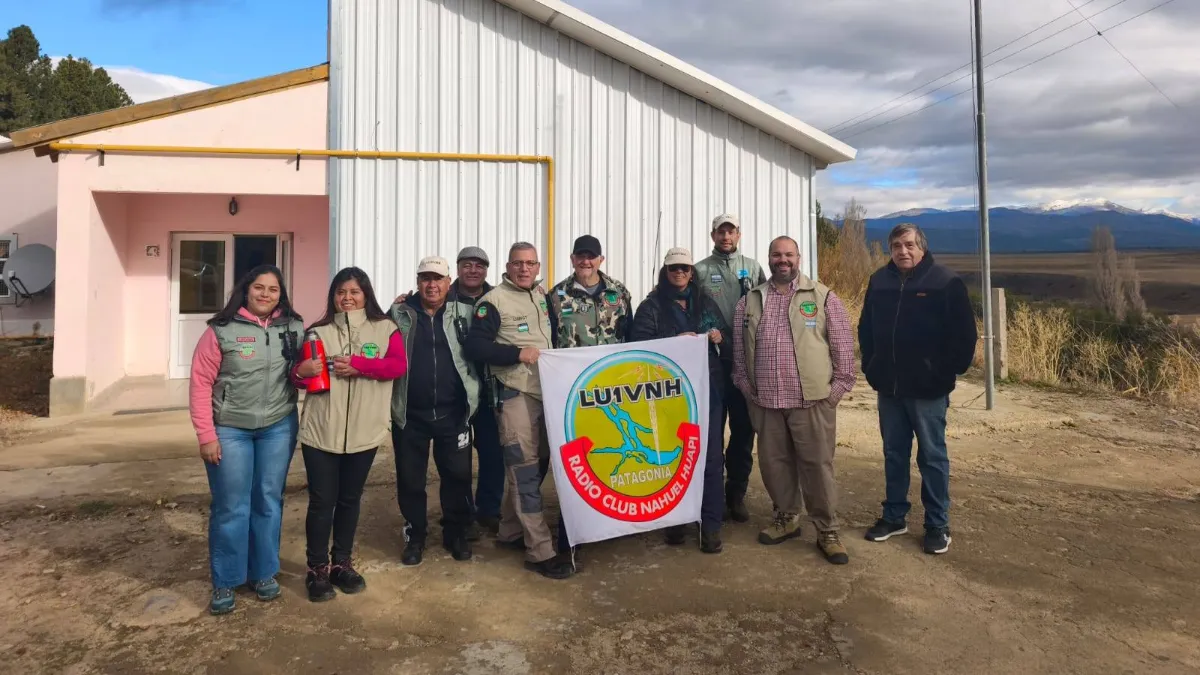 El Radio Club Nahuel Huapi visitó la Escuela Rural N° 190 en Ñirihuau