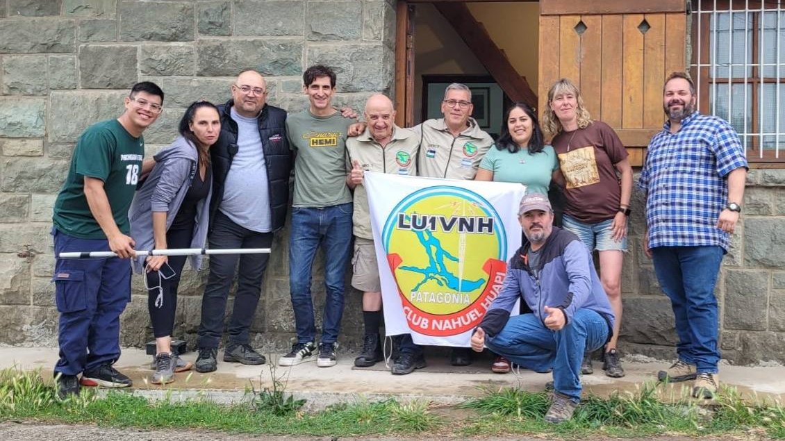 Visita de socios y amigos en la sede del Radio Club